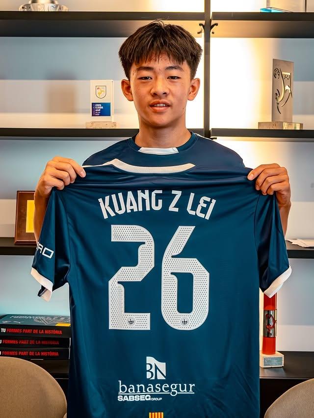 官方：阿贾克斯与16岁后卫伊舍克签下首份职业，合同持续至2029年