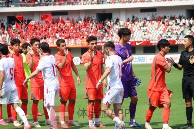 马宁调侃韩鹏、王大雷：跟队员说别往我身上踢球 你要回去练身体